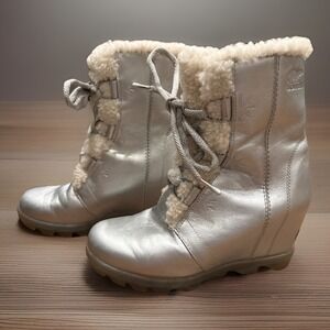 Sorel Disney Joan Arctic Boots Women's 7.5 Silver Leather Shearling Hidden Wedge